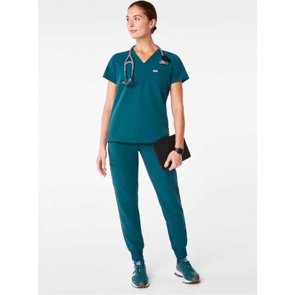 Figs Women’s Scrub Set